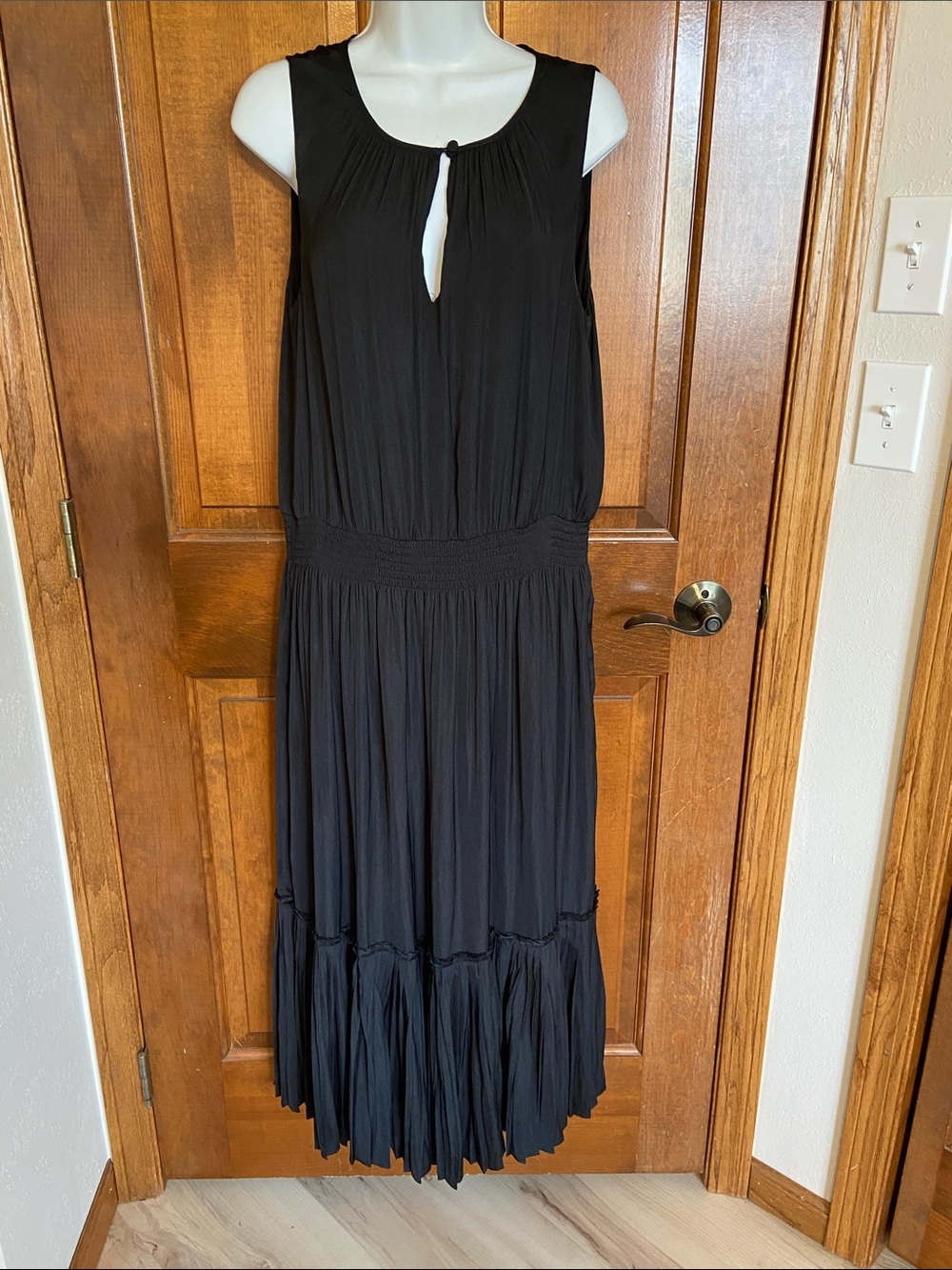Evereve Sleeveless Black Flowy Dress Button Peep hole Size Large - Picture 2 of 12